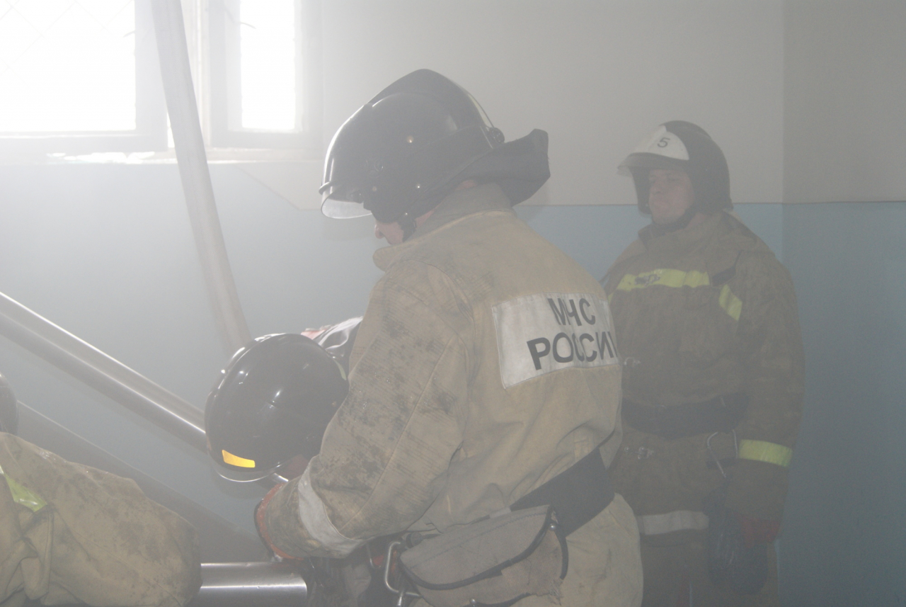 В Охе пожарные потушили электрокабель в одном из подъездов пятиэтажного дома