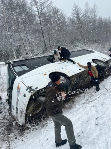 Автобус, следовавший с пассажирами из Охи в Ноглики, опрокинулся на бок