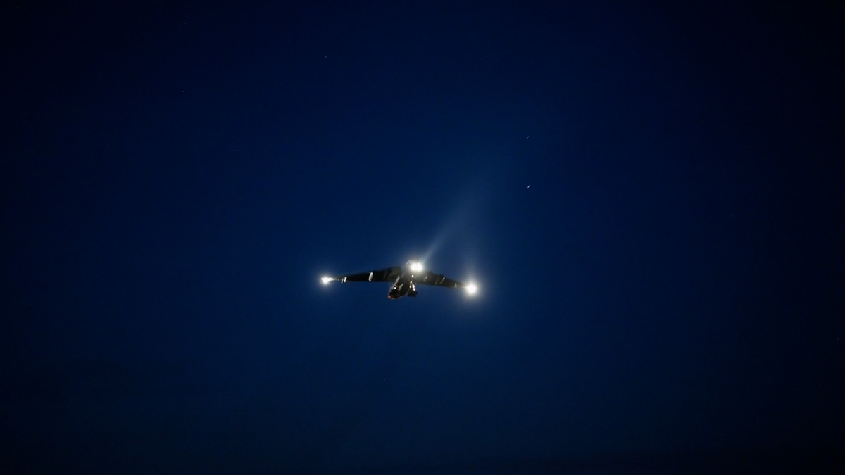 Стало известно, что за самолеты летают над Охой поздними вечерами