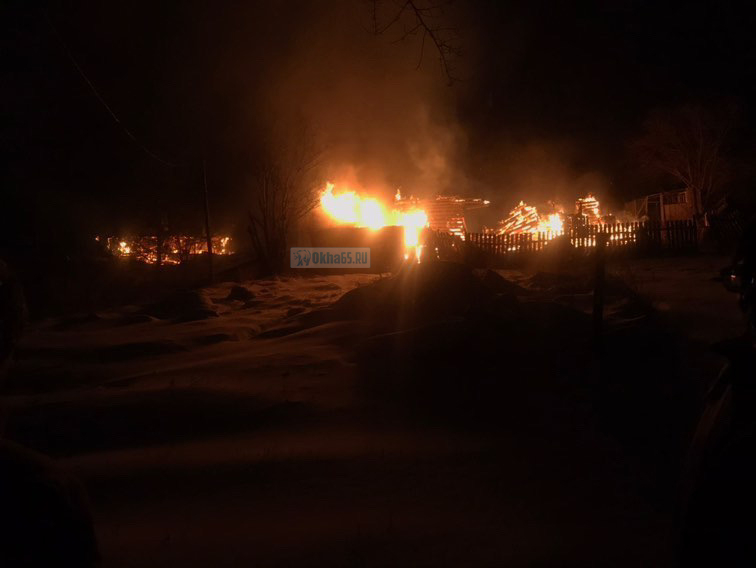 В Охе ночью пожарные тушили сразу три частных дома