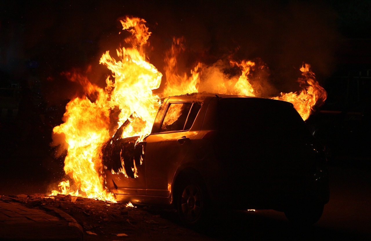 В Охе ночью пожарные потушили автомобиль