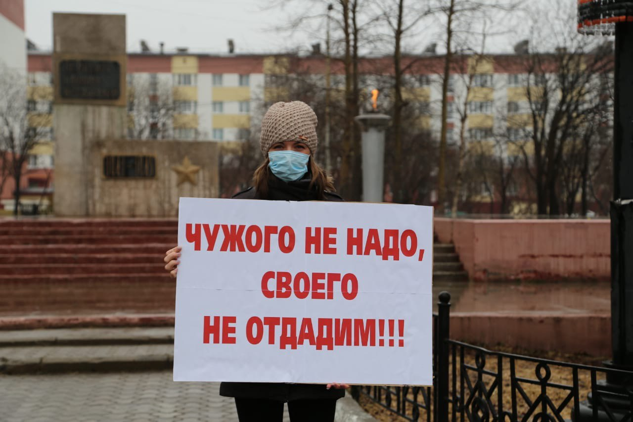 В Охе прошли одиночные пикеты в поддержку Сергея Гусева