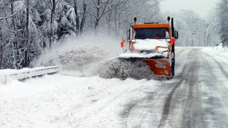 Почти 250 самосвалов снега вывезли с улиц Охи с начала зимы