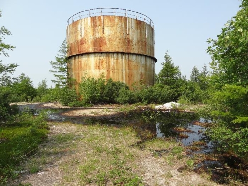 Протекающий резервуар с нефтепродуктами обнаружили охинцы