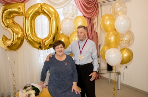 Золото прожитых лет: семья охинцев отметила 50-летие супружеской жизни