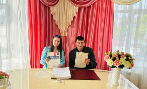 Маленькая охинка получила свой первый государственный документ в канун Дня семьи, любви и верности