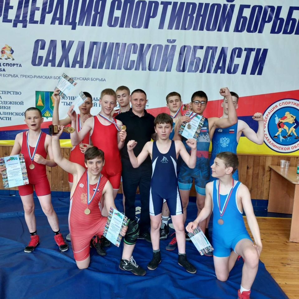 Восемь медалей и кубок "За волю к победе": охинские борцы успешно выступили на турнире в Тымовском