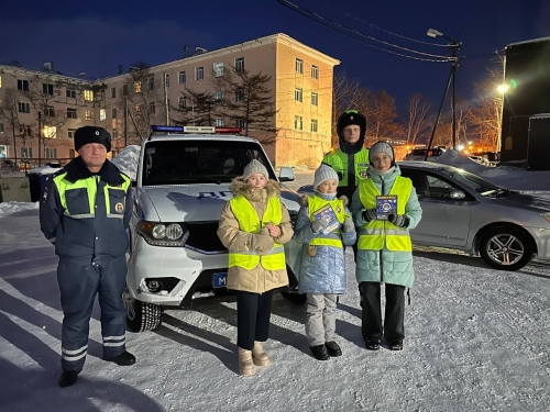 «Стань ярче!»: охинским пешеходам напомнили о простых вещах, которые помогут избежать ДТП в темное время суток