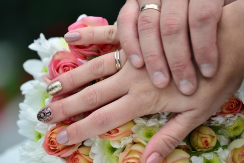 Сахалинским влюбленным предлагают сыграть свадьбу в День семьи, любви и верности и принять участие в массовой регистрации брака