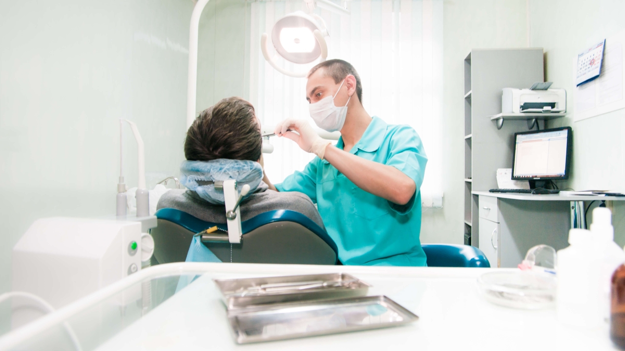 Пациентов охинской стоматологии просят предупреждать заранее о невозможности посетить прием