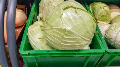 Время покупать капусту: в охинских магазинах упали цены на сезонные овощи
