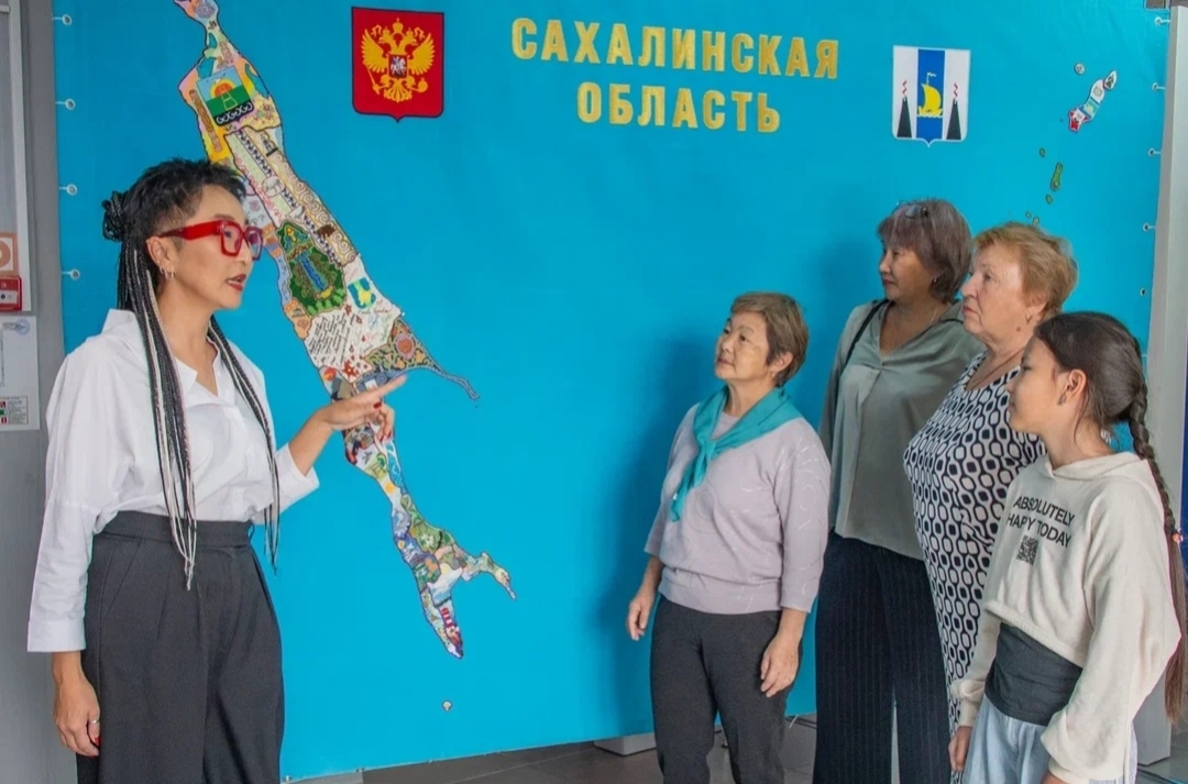 Охинцам представили вышитую мастерами карту Сахалинской области