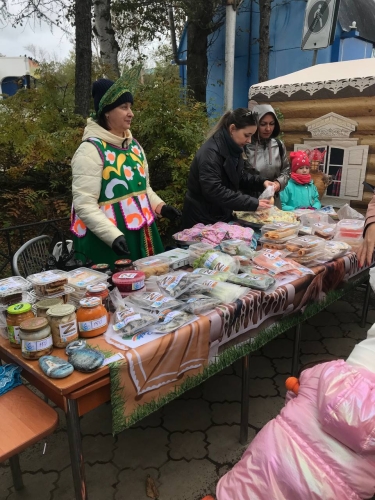 Более 270 тысяч рублей собрали охинцы на благотворительной ярмарке