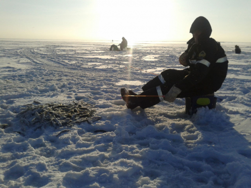 Охинских рыбаков пришлось эвакуировать со льда