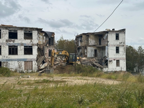 В Охе наконец-то сносят здание бывшего ПРЭЖТ