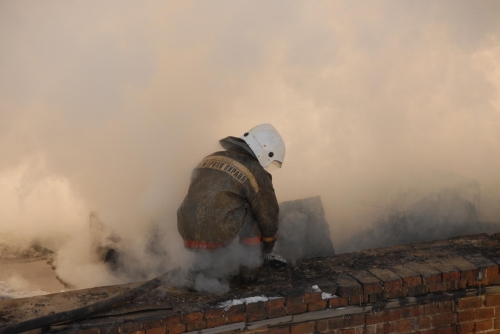 В Охе больше трех часов тушили горевший открытым пламенем частный дом