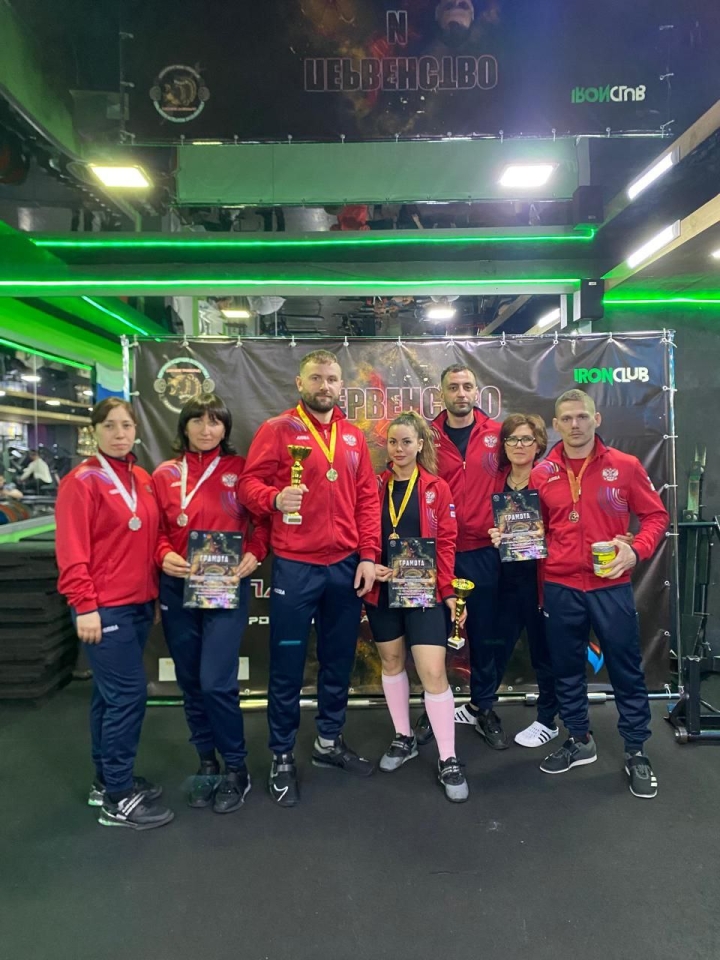 «Адреналин зашкаливал»: охинская команда пауэрлифтеров привезла пять медалей с региональных соревнований