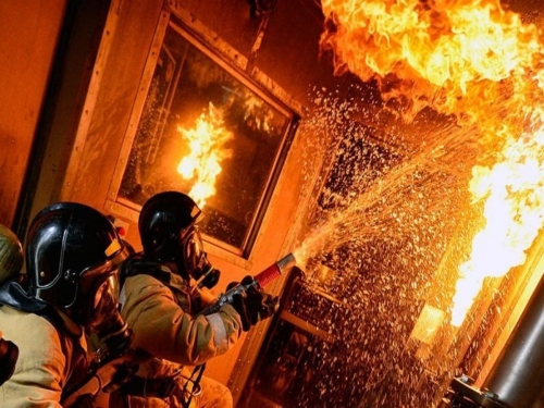 Охинские огнеборцы потушили пожар в магазине, расположенном в многоквартирном доме