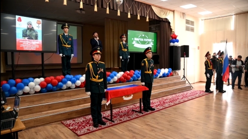 В охинской школе № 7 открыли Парту Героя, посвященную погибшему в СВО Роману Хакунову
