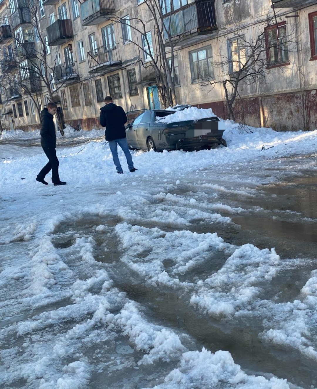 В Охе упавший с крыши снег со льдом повредил припаркованный у дома  автомобиль | 26.03.2024 | Оха - БезФормата