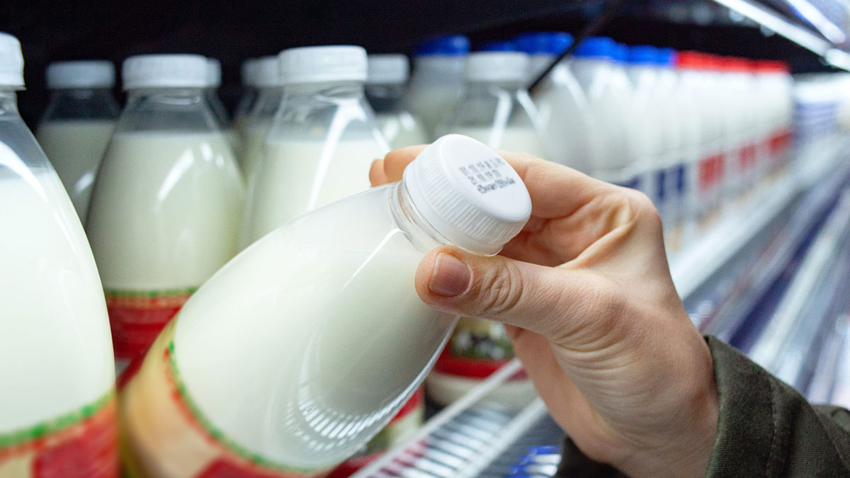 В Охе подешевело 24 наименования продтоваров, но молоко выросло в цене на 64 рубля
