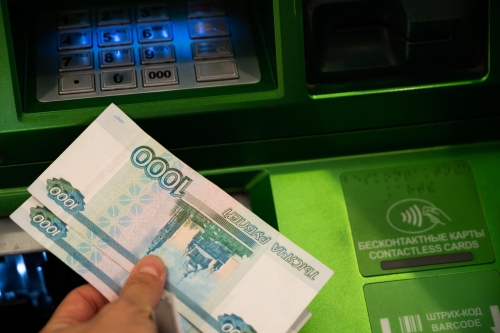 Семейная пара из Охи похитила деньги со счета жительницы Тымовского