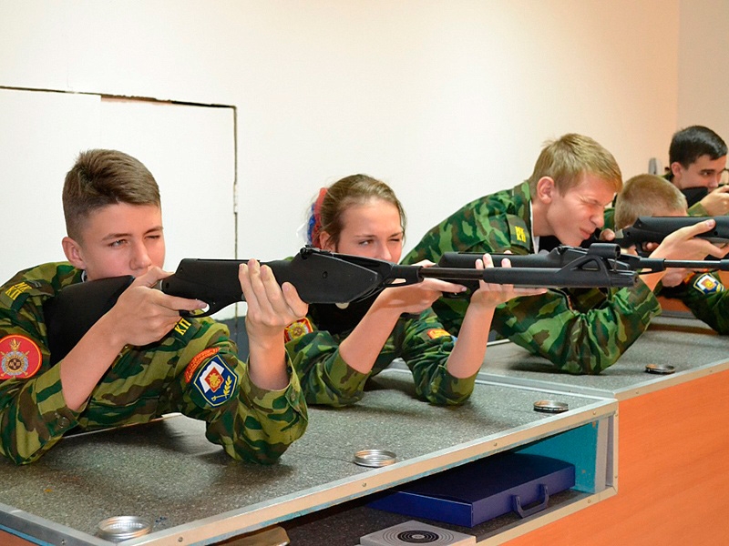 Начальная военная подготовка и семьеведение: с 1 сентября российские школы ждет ряд изменений