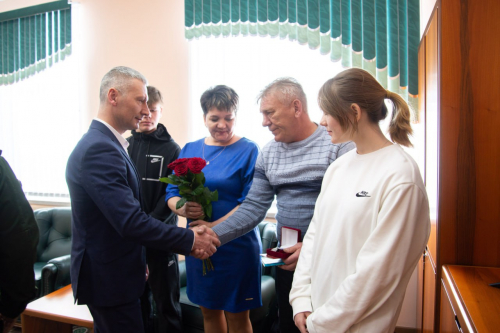 Родным погибшего в СВО охинца Алексея Степанова передали его награду – "Медаль за отвагу"