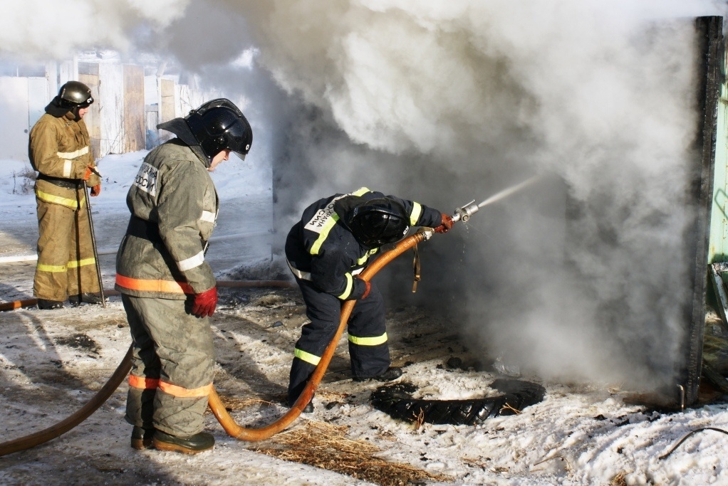 В Охе пожарные потушили горящий гараж