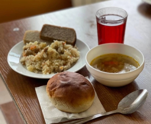Сахалинские депутаты предложили расширить список категорий школьников, получающих горячее питание