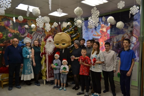 Охинский ДОСААФ в компании Деда Мороза и Босса-молокососа организовал праздник для ребятни