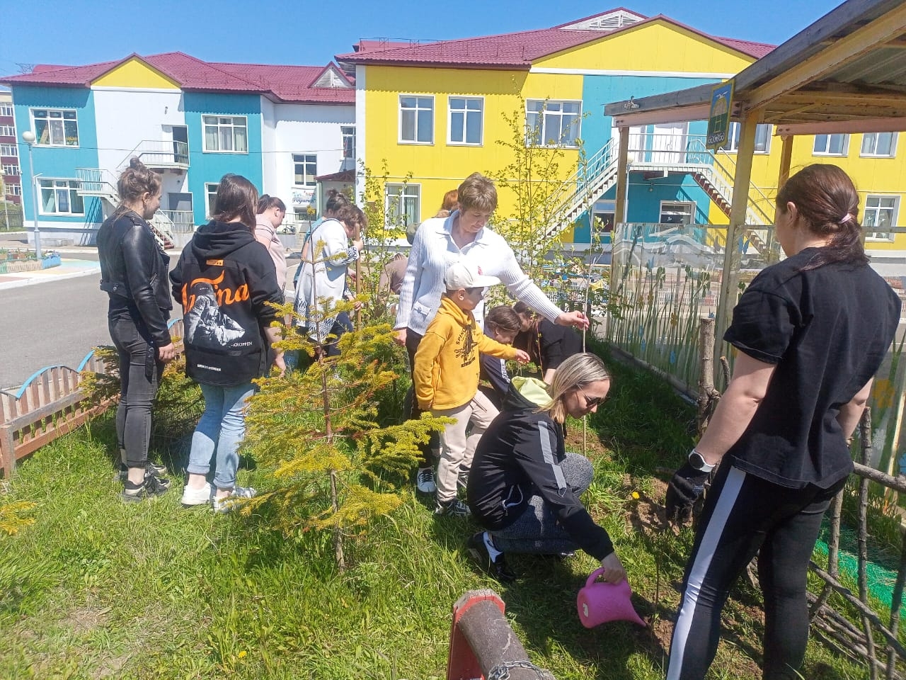 В охинском детском саду появился Сад памяти в честь погибшего в СВО Евгения Карелина