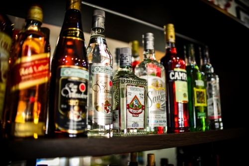 В ходе контрольной закупки в одном из баров Охи изъят алкоголь без лицензии