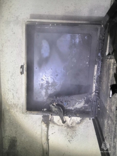 Общедомовой счетчик и коляска загорелись в многоквартирном доме в Охе