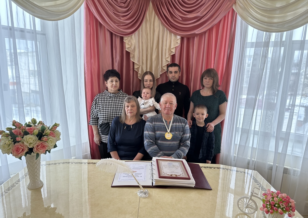 «Мы не устаем друг от друга»: в Охе супруги Шевцовы отметили рубиновую свадьбу
