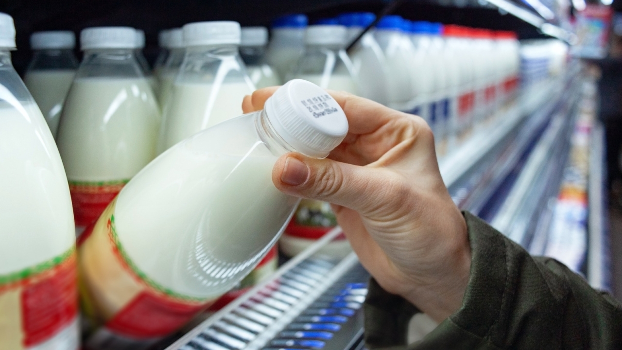 Сразу на полсотни рублей подорожало молоко в охинских магазинах