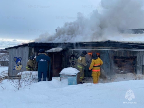 Несколько часов тушили охинские пожарные горящий частный дом