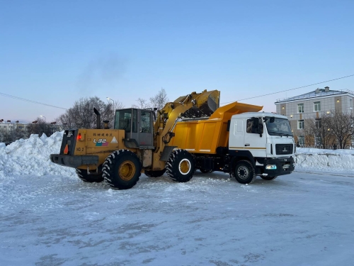 Более 11 тысяч кубометров снега вывезли из Охи после циклонов, и расчистка продолжается