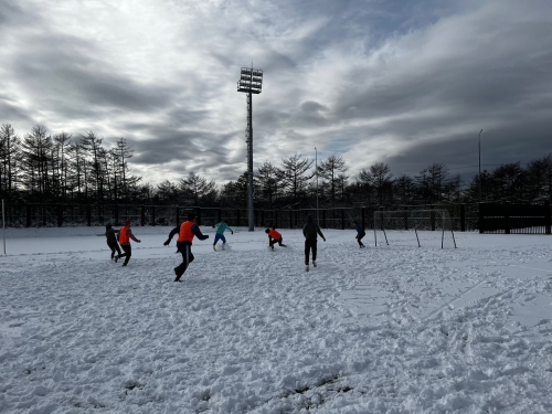 По снегу с замерзшим мячом: семь мужских коллективов Охи встретились на футбольном турнире "Золотая осень"