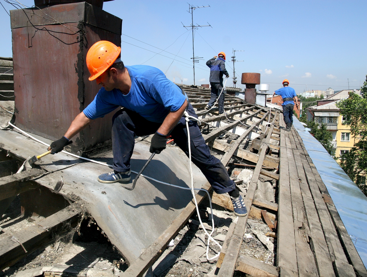 Крыши трех домов и внутридомовые системы семи домов отремонтируют в Охе в этом году