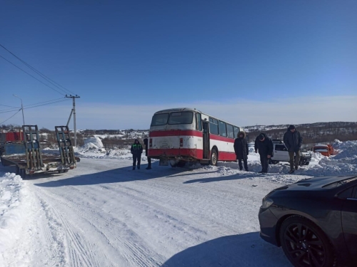 Еще одна «железка»: в Охе автобус и легковушка не разошлись на улице Промысловой