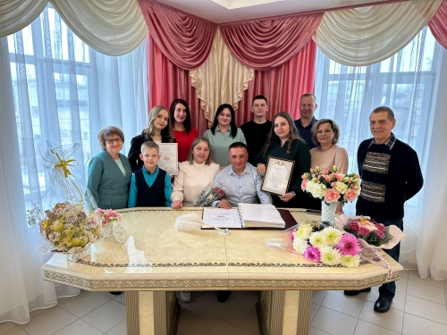Все трудности преодолели вместе: семья охинцев Кофановых отметила серебряную свадьбу
