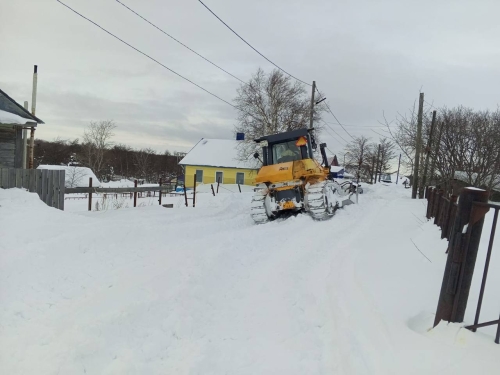 В Охе продолжается расчистка от снега — горожан призывают набраться терпения