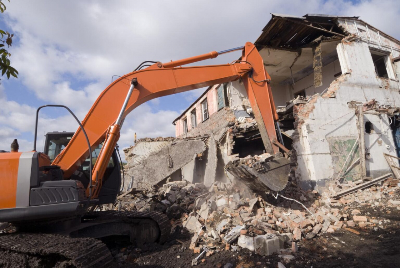 Три расселенных дома и здание бывшего ПРЭЖТ демонтируют в Охе