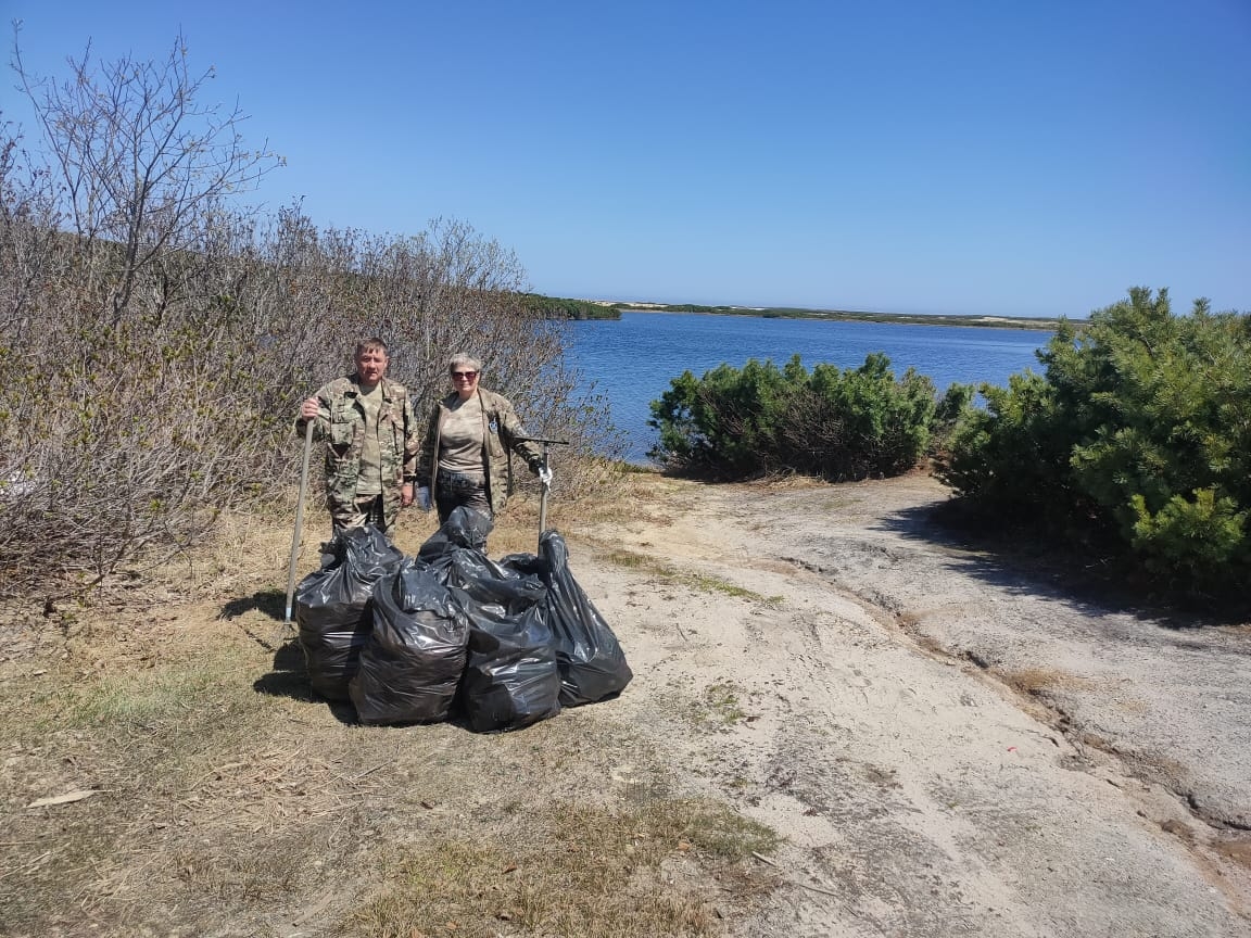 Сотрудники СКТУ Росрыболовства провели уборку на берегах озера Сладкого