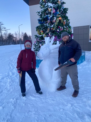 Красивые снежные фигуры появились в селах Охинского района