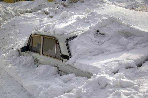 Припаркованные во дворах автомобили мешают охинским коммунальщикам чистить дворы от снега