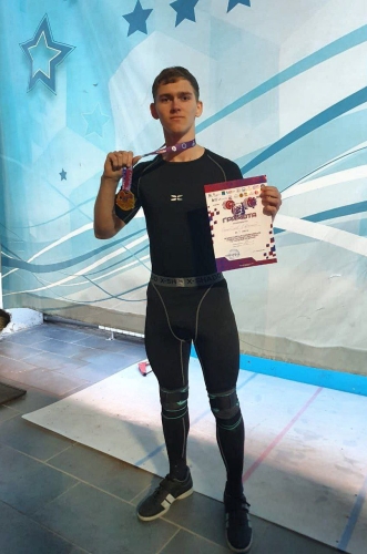 Охинский студент Евгений Сомойлов стал бронзовым призером Всероссийских соревнований по тяжелой атлетике