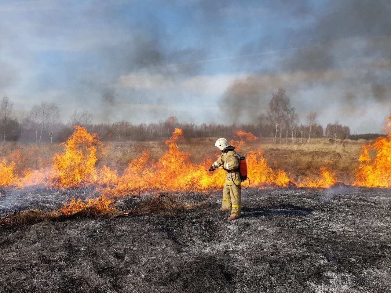В Охе пожарные потушили 11 000 кв. м горящей сухой травы