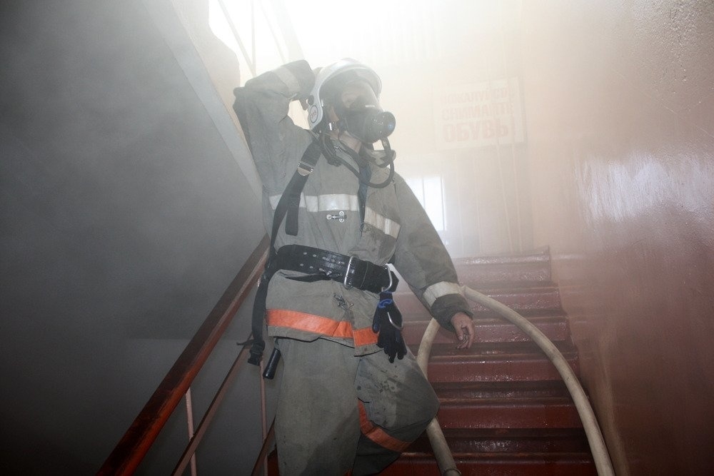 Охинские пожарные потушили возгорание в многоквартирном доме